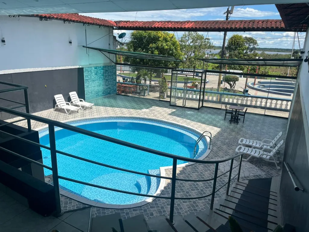 Piscina con vista al río en Hotel Safari