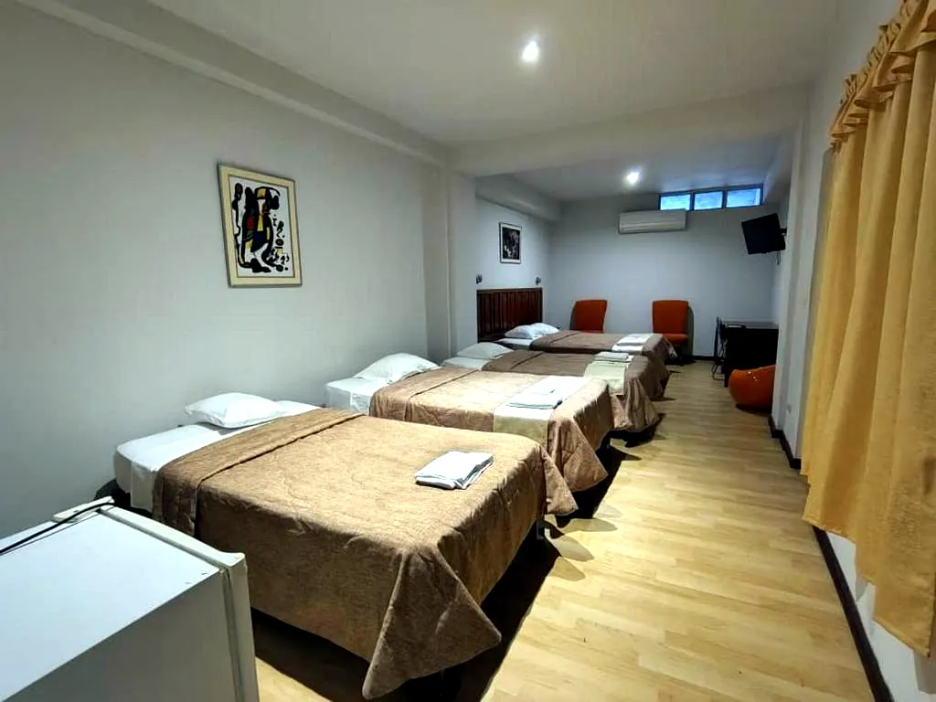 Habitación con cuatro camas individuales en Hotel Safari