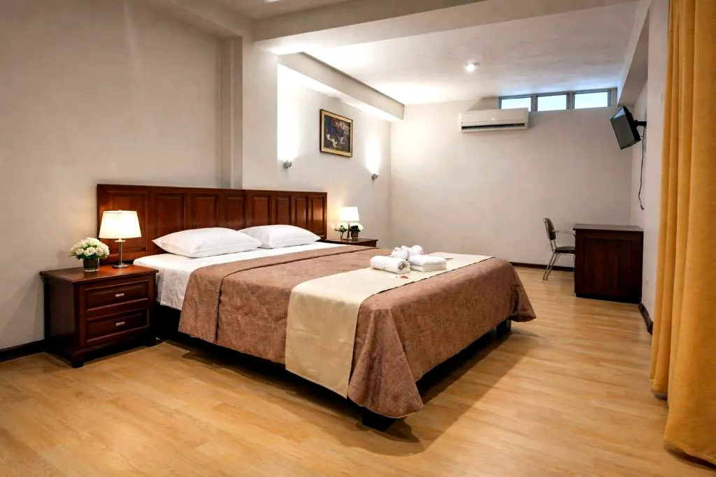 Habitación con cama grande matrimonial en Hotel Safari